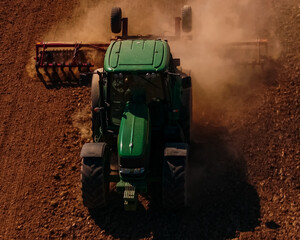 Traktor w polu © sopthedrone