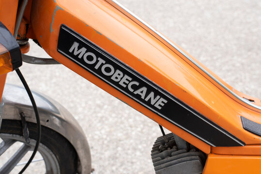 Gros plan sur un vélomoteur ancien de la marque Motobécane Motoconfort en France