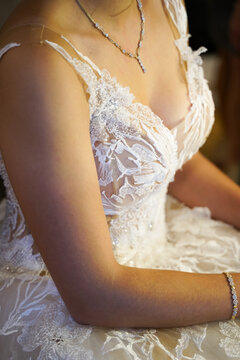 bride with a white lace dress with a beautiful decoltee and a diamond necklace
