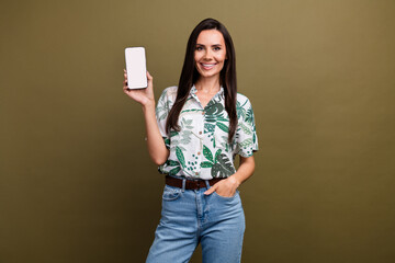 Naklejka premium Photo of gorgeous lovely lady wear stylish clothes hand hold demonstrate modern gadget empty space isolated on beige color background