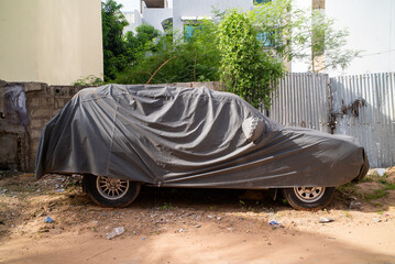 Une voiture sous une bâche dans une rue de Dakar au Sénégal en Afrique