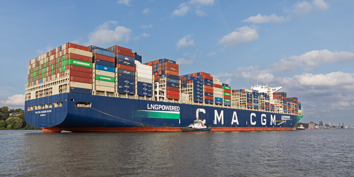 Der Containerriese CMA CGM Jacques Saad&eacute; auf der Elbe iim Hamburger Hafen mit Schleppern. Das Schiff war das erste Megamax-Schiff mit LNG-Antrieb. Hamburg, Deutschland am 28. September 2023.
