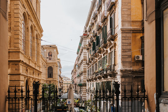 neapol, napoli, italia, włochy, wakacje, podr&oacute;ż, architektura, miejski, osoba, europa, ulica, tourismus, wąski, krajobraz miasta, włoch, fasada, okienna, Śr&oacute;dmieście, niebo, dom