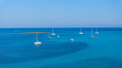Photo sur Plexiglas Plage de La Pelosa, Sardaigne, Italie Yachts near the Spiagga La Pelosa beach in the north-west of Sardinia. Village of Stintino, Sassari Province, Sardinia, Italy.