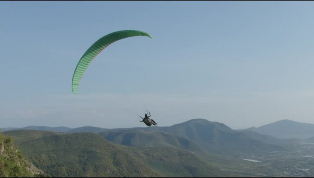 Paraca&iacute;das en monta&ntilde;as de un pueblo en Latinoam&eacute;rica 