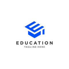educational logo letter E toga cap - obrazy, fototapety, plakaty