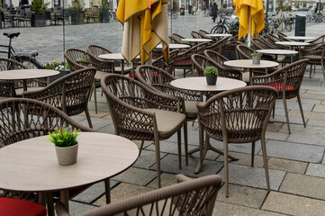 Leerer Außenbereich eines Cafes mit leeren Stühlen ohne Gäste