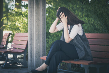 悩む女性　worried woman