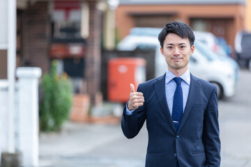 野外でスーツを着たビジネスマン　Business