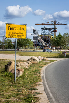 Ortsschild ferropolis im Hintergrund Museum f&uuml;r Tagebau Braunkohle in der DDR