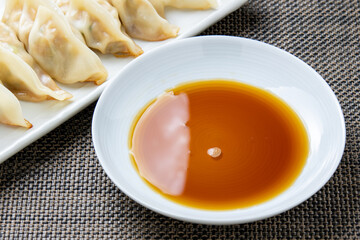 餃子のたれ。小皿に入れられて餃子の横に置かれたもの。
