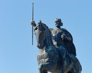Obraz premium Close-up pgoto of a statue of King Tomislav with a clear blue sky in the background in Tomislav Square, Zagreb Croatia