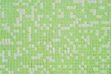Grün-weiße Wand mit kleinen Fliesen und Karomuster als Hintergrund