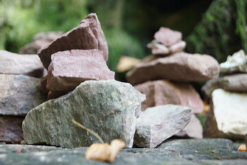 Ein Bach nach ergiebigen Regen mit Felsen und Steinen und ein Bach ohne Wasser nur Steine