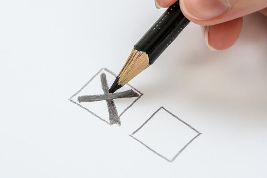 Kratka z narysowanym krzyżykiem w środku 