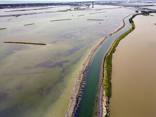 Vista aerea della valli di  Comacchio e del delta del Po. Acqua, canali navigabili e fenicotteri...