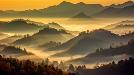 paysage de collines espacés jusqu’à l'horizon, brume au sol à la lumière rasante du matin