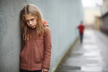 Obraz premium jeune fille victime de harcèlement scolaire, violence verbale et de discrimination à l'école