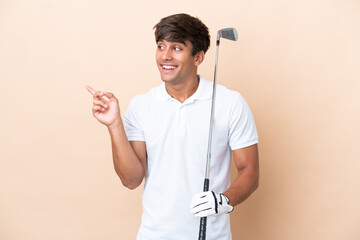 Young golfer player man isolated on ocher background intending to realizes the solution while...