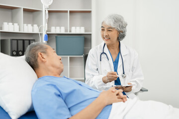 Obraz premium medicine, healthcare and people concept - doctor talking to male patient at bed in hospital.