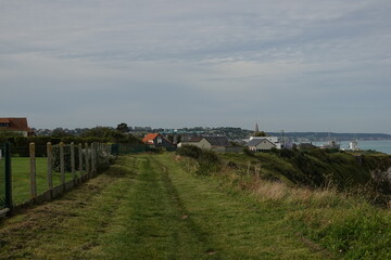 Fototapeta premium Sentier de balade sur les hauteurs de Dieppe en Normandie
