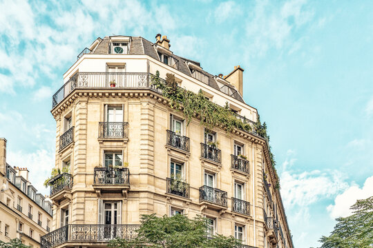 France, Ile-De-France, Paris, Exterior of historic apartment building at Les Halles de Paris