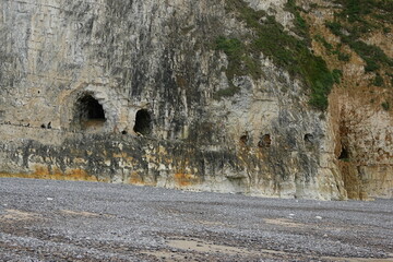 Petites grottes naturelles sur les falaises de Dieppe en Normandie - obrazy, fototapety, plakaty