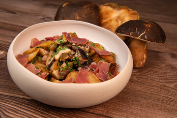 Recipe for Sarladaise potatoes with porcini mushrooms and Iberian ham, High quality photo