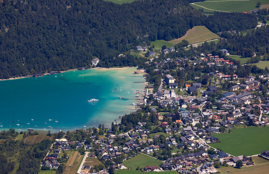 Austria, Salzburger Land, Strobl, Town on shore of lake Wolfgangsee seen from summit of Bleckwand mountain