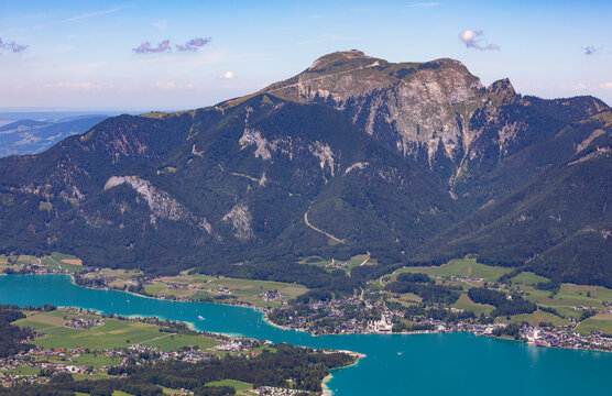 Austria, Salzburger Land, St. Wolfgang, Town on shore of lake Wolfgangsee seen from summit of Bleckwand mountain