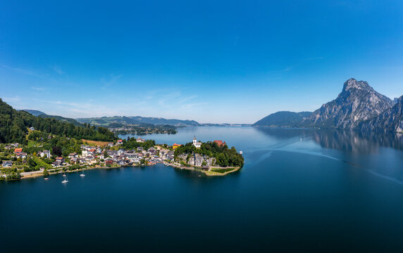 Austria, Upper Austria, Traunstein, Traunsee lake and surrounding landscape