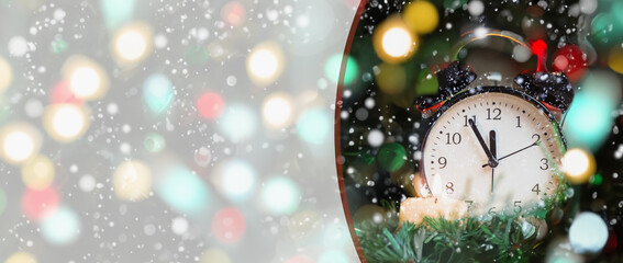 The alarm clock indicates that in five minutes it will be twelve o'clock, the new year