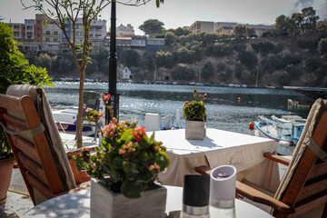 view of a restaurant on a sunny day - obrazy, fototapety, plakaty