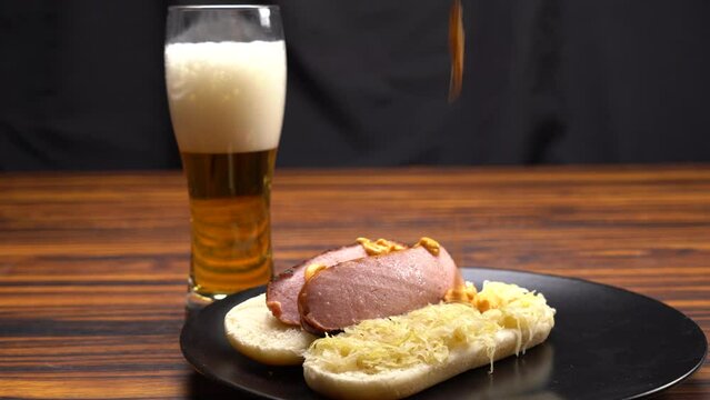 Mettere la senape sul panino con il w&uuml;rstel