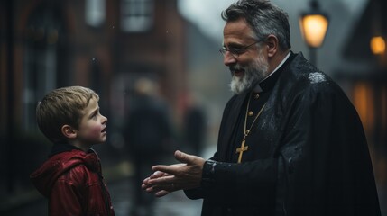 Katholischer Priester in Kleidung spricht auf der Straße einer Stadt mit einem Kind an einem verregneten Nachmittag.