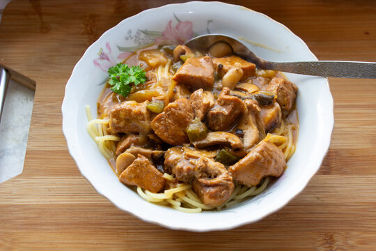 Leckerer Gulasch mit Nudeln