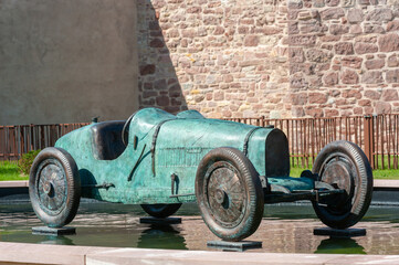Bronzeplastik eines Bugatti Type 35 Grand Prix in Molsheim. Departement Bas-Rhin in der Region...