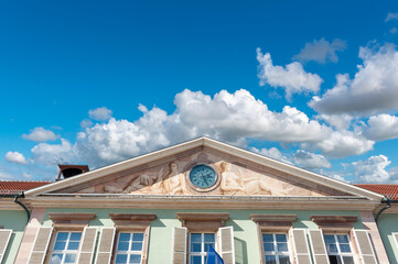 Giebeldreieck des klassizistischen Rathauses in Molsheim. Departement Bas-Rhin in der Region Elsass in Frankreich