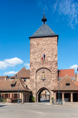 Der Schmiedeturm, ehemaliges Stadttor in Molsheim. Departement Bas-Rhin in der Region Elsass in...