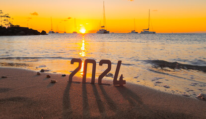 Bonne année 2024 : Concept de nouvelle année 2024 avec un lever de soleil sur une plage des...