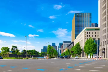 Cercles muraux Tokyo 日比谷通りの交差点と信号待ちの車。日比谷、丸の内、大手町の高層ビルと日比谷濠と街路樹（東京都千代田区）