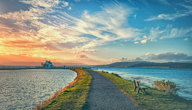 Die K&uuml;ste von Inverness in Schottland. Abends bei Sonnenuntergang in herrlicher Idylle und Einsamkeit.
Strand an der K&uuml;ste der Britischen Inseln im Vereinigten K&ouml;nigreich. Panorama Einsamkeit