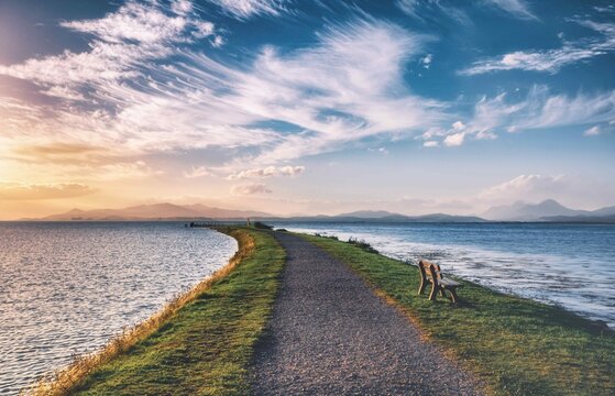 Die K&uuml;ste von Inverness in Schottland. Abends bei Sonnenuntergang in herrlicher Idylle und Einsamkeit.
Strand an der K&uuml;ste der Britischen Inseln im Vereinigten K&ouml;nigreich. Panorama Einsamkeit
