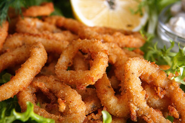 Squid rings with lemon, Close-up