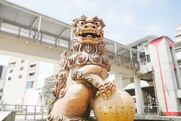 Shiisa or Lion Statue in Naha, Japan - 日本 沖縄 那覇 牧志 さいおん うふシーサー - obrazy, fototapety, plakaty