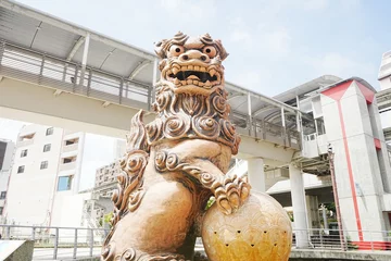 Gordijnen Shiisa or Lion Statue in Naha, Japan - 日本 沖縄 那覇 牧志 さいおん うふシーサー © Eric Akashi