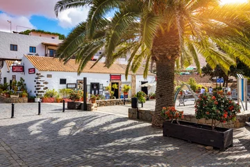 Fotobehang Betancuria, Fuerteventura - November 18, 2021: Cozy street with a typical house in the old town of Betancuria, Fuerteventura, Canary Islands, Spain. © daliu