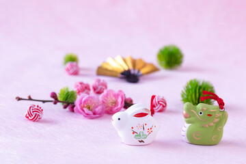 日本の正月　干支の辰と兎と梅の花と扇と松（ピンクバック）