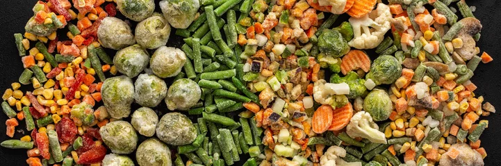 Foto op Aluminium Frozen vegetable mix banner, frozen green beans and broccoli, corn and carrots, brussels sprouts and cauliflower, peas and bell peppers, eggplant and zucchini, top view © pundapanda