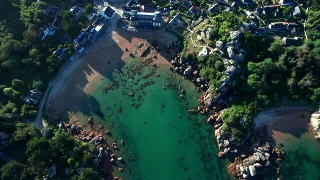 Ploumanac'h est un bourg de la commune de Perros-Guirec du d&eacute;partement des C&ocirc;tes-d'Armor, un haut lieu touristique breton.